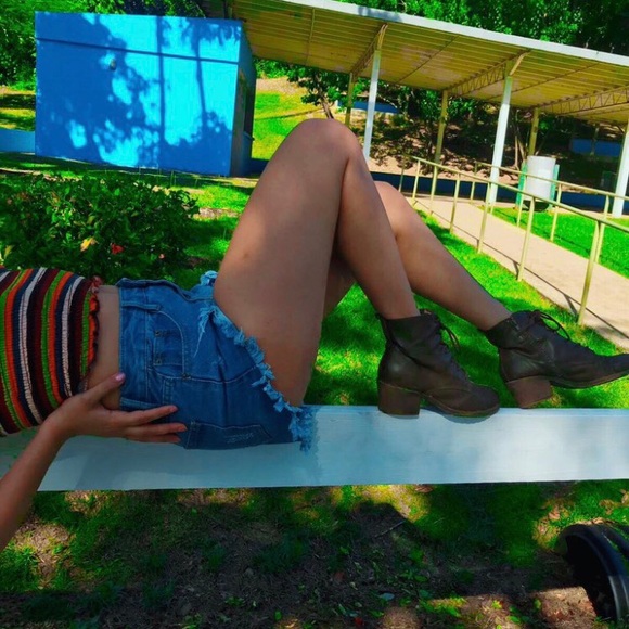 Distressed Fray Hem Denim Shorts - Picture 4 of 5